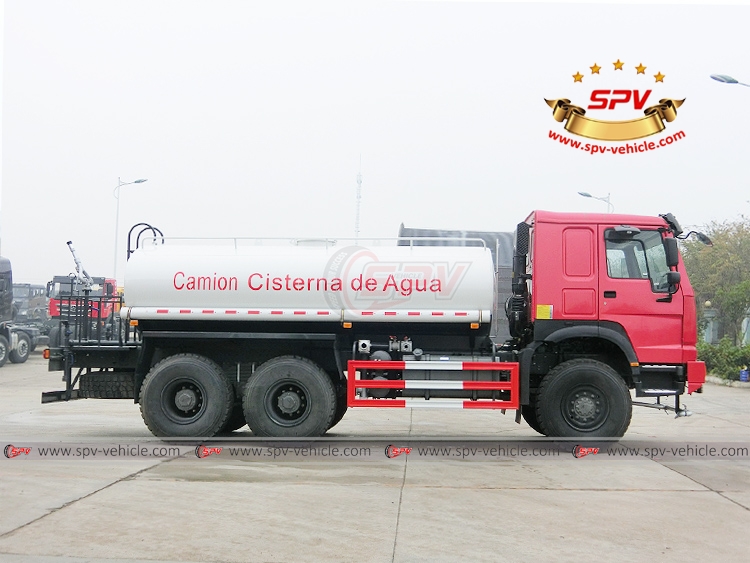 10,000 litres Off-road Water Tanker Truck Sinotruk - RS